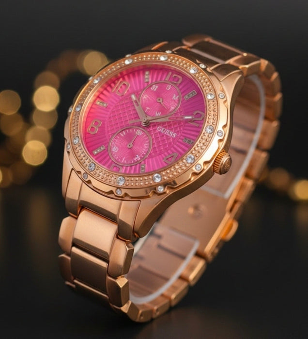 GUESS Damenuhr Roségold – Pinkes Zifferblatt mit Kristallbesatz